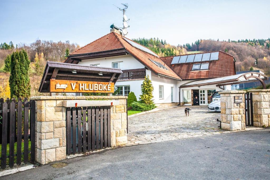 Penzion V Hluboke A Department Glamp Vsetín Zewnętrze zdjęcie